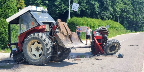 Teška nesreća kod Doboja Traktor prepolovljen od siline udara