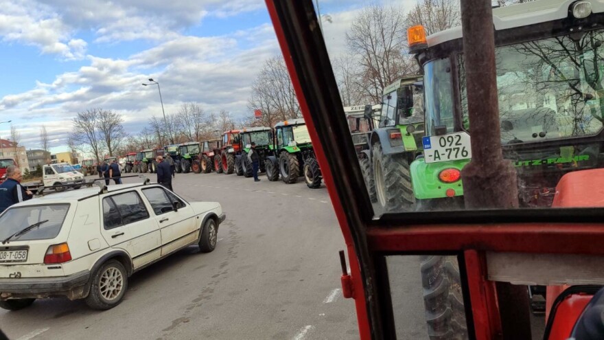 Traktorima Okupirali Banja Luku Novca Ima Za Lepu Brenu A Nema Za