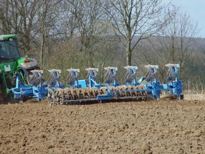 Lemken polunošeni plug okretač VariDiamant