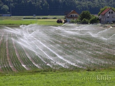 Sustav za navodnjavanje AKPLAS sa raspršivačima