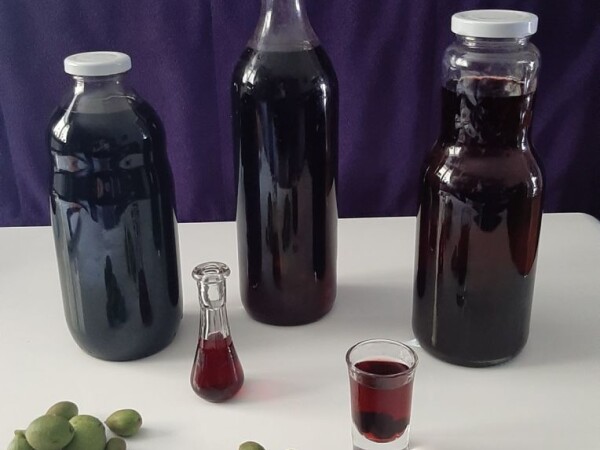 Liker od aronije, orahovača i višnjevača