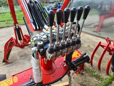 Hidraulicni utovarivac - GRAJFER