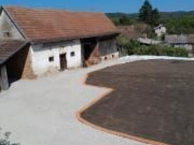 Poljoprivredno imanje 45.000 ili 60.000 m2 sa gradevinskim dijelom, sumom, bunarom i potokom