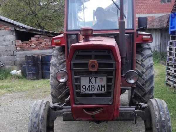 PRODAJEM TRAKTOR IMT 560