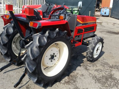 Traktor YANMAR F 255