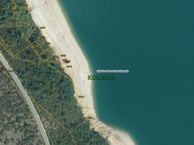 Zemljište blizu obale Perućkog jezera.