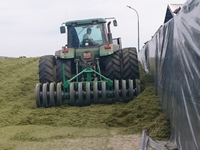 Valjak za gaženje silaže