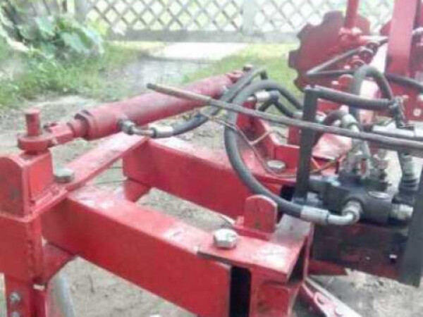 Tri u jedan! Špartač, zagrtač i hidraulična kopačica sa pipalicom