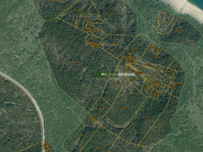 Zemljište blizu obale Perućkog jezera.