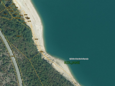 Zemljište blizu obale Perućkog jezera.