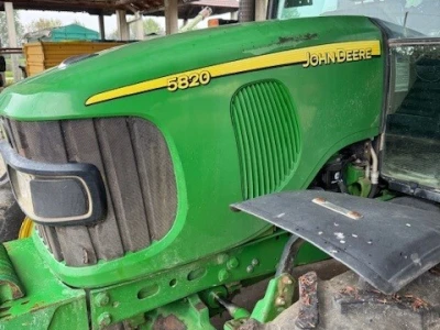 John Deere 5820