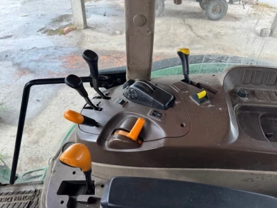 John Deere 5820