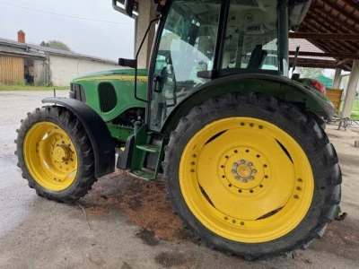John Deere 5820