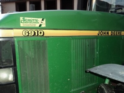 John Deere 6910