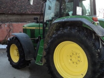 John Deere 6910