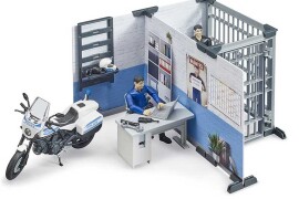 Bruder policijski set stanica sa motorom, opremom, policajcem i osumnjičenim