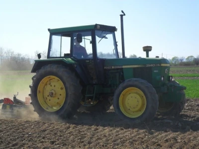 John Deere 3140
