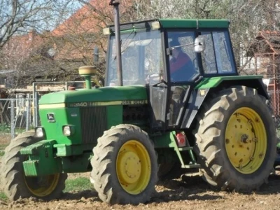 John Deere 3140