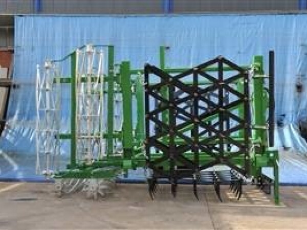 Laka drljača sa hidrauličnim podizanjem krila, radni zahvat 4.40, šiljasti klin