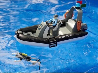 Bruder RAM 2500 policijski kamionet s svjetlosnim i zvučnim modulom, prikolicom, čamcem i 2 figurice