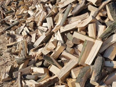 Cepana drva za ogrev i ljuspice za potpalu