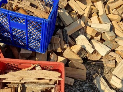 Cepana drva za ogrev i ljuspice za potpalu