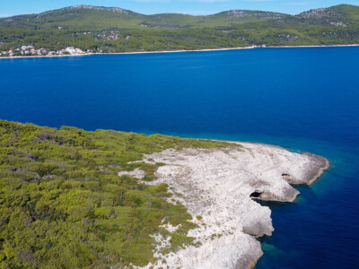 Ekskluzivno poljoprivredno zemljište 14.828 m2 - otočić Trstenik