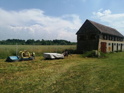 Prodajem imanje 30 hektara zajedno sa mehanizacijom!