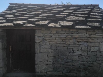 Prodajem maslinik s kamenom kućom, površine cca 3 hekara