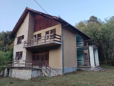 Kuca i plac u Strmovu