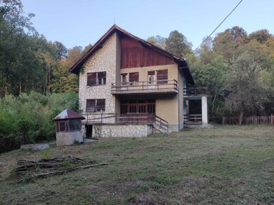 Kuca i plac u Strmovu