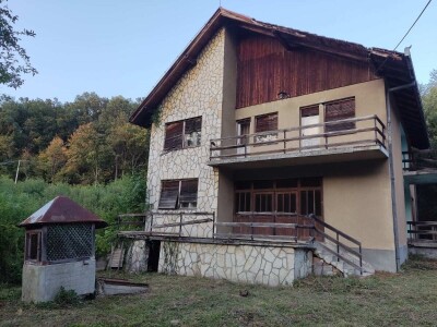 Kuca i plac u Strmovu