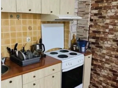 Iznajmljujem stan u Zemunu, Prvomajska, 60 m2 cg ,1. sprat, namesten