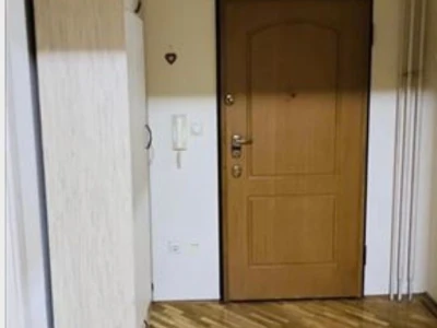 Iznajmljujem stan u Zemunu, Prvomajska, 60 m2 cg ,1. sprat, namesten