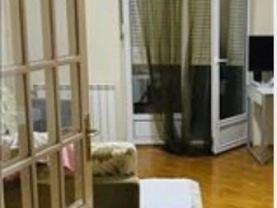 Iznajmljujem stan u Zemunu, Prvomajska, 60 m2 cg ,1. sprat, namesten