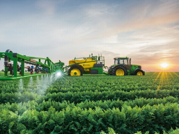 John Deere vučena prskalica Serije M900/M900i