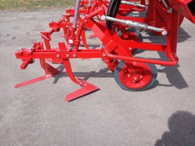 Međuredni kultivator 4 reda sa kutijom za gnoj