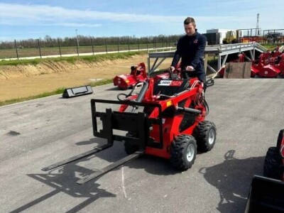 Mini utovarivač AGM