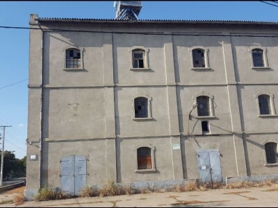 Mlinska zgrada bez opreme sa silosima