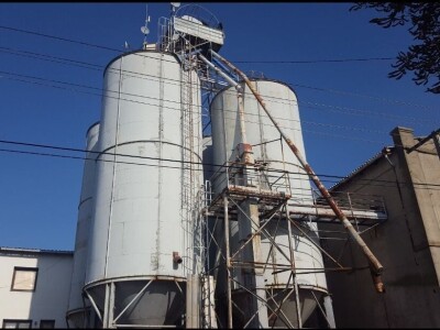 Mlinska zgrada bez opreme sa silosima