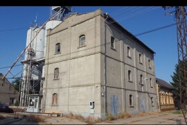 Mlinska zgrada bez opreme sa silosima