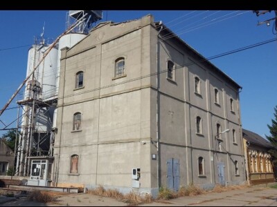 Mlinska zgrada bez opreme sa silosima