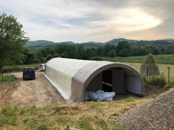 Model šatora s okomitim zidovima za perad