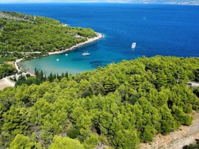 Poljoprivedno zemljište 11.120 m2 - Lovrečina (Brač)