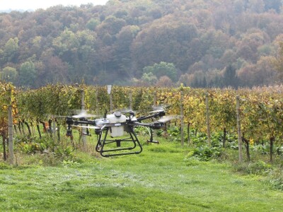 Poljoprivredni dron za prskanje - DJI AGRAS T30