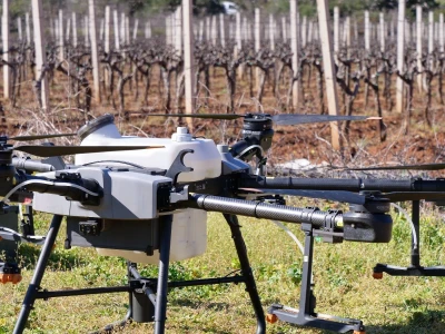 Poljoprivredni dron za prskanje - DJI AGRAS T30