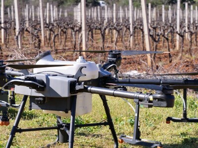 Poljoprivredni dron za prskanje - DJI AGRAS T30