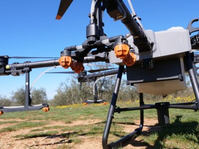 Poljoprivredni dron za prskanje - DJI AGRAS T30
