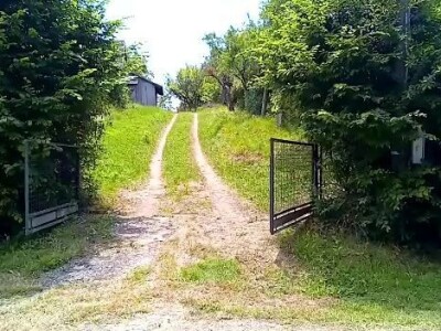 Poljoprivredno imanje 45.000 ili 60.000 m2 sa gradevinskim dijelom, sumom, bunarom i potokom