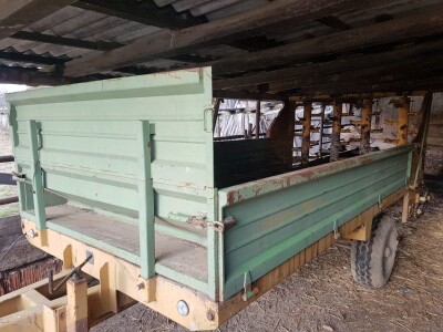 Prikolica za razbacivanje stajnjaka